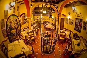 Hermanos Macías Hotel
