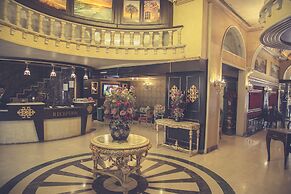 Queen's Suite Hotel