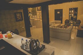 Queen's Suite Hotel