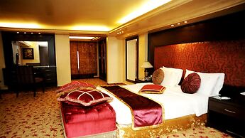 Queen's Suite Hotel