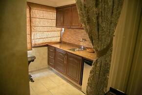 Queen's Suite Hotel
