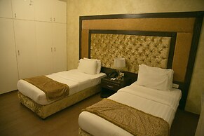 Queen's Suite Hotel