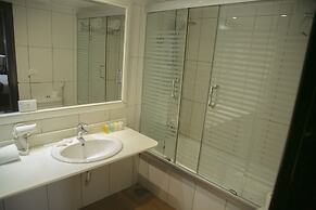 Queen's Suite Hotel