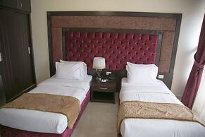 Queen's Suite Hotel