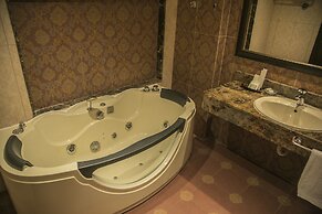 Queen's Suite Hotel