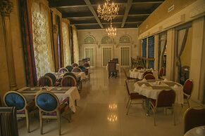 Queen's Suite Hotel