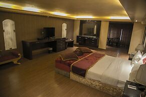 Queen's Suite Hotel