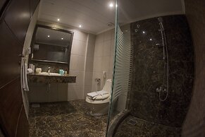 Queen's Suite Hotel