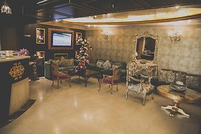 Queen's Suite Hotel