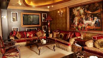 Queen's Suite Hotel