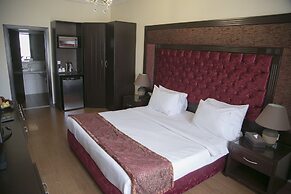 Queen's Suite Hotel