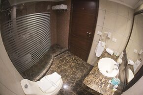 Queen's Suite Hotel