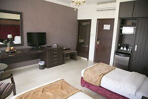 Queen's Suite Hotel