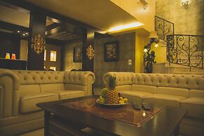 Queen's Suite Hotel