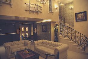 Queen's Suite Hotel