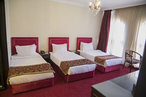 Queen's Suite Hotel