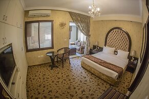 Queen's Suite Hotel