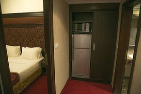 Queen's Suite Hotel