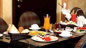Queen's Suite Hotel