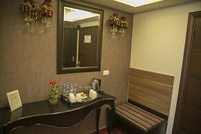 Queen's Suite Hotel