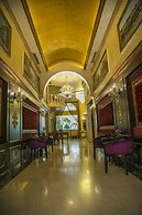 Queen's Suite Hotel