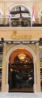 Queen's Suite Hotel