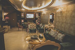 Queen's Suite Hotel