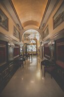Queen's Suite Hotel