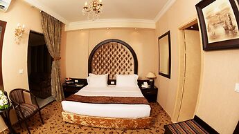 Queen's Suite Hotel
