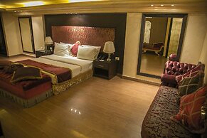 Queen's Suite Hotel