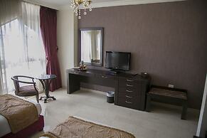 Queen's Suite Hotel