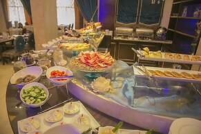 Queen's Suite Hotel