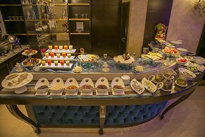 Queen's Suite Hotel