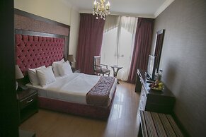 Queen's Suite Hotel