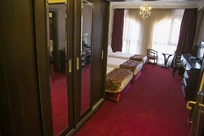 Queen's Suite Hotel