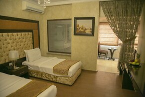 Queen's Suite Hotel
