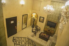 Queen's Suite Hotel