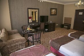Queen's Suite Hotel