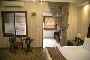 Queen's Suite Hotel