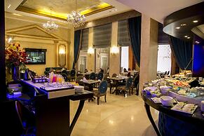 Queen's Suite Hotel