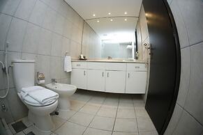 Queen's Suite Hotel