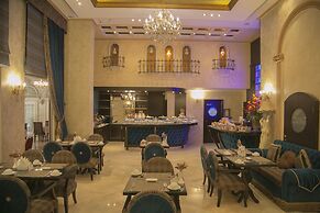 Queen's Suite Hotel