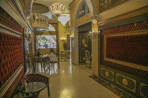 Queen's Suite Hotel
