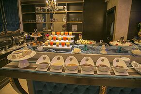 Queen's Suite Hotel