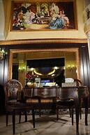 Queen's Suite Hotel