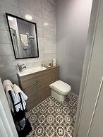 Delovely Hotel