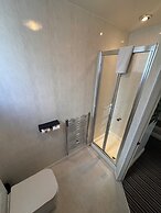 Delovely Hotel