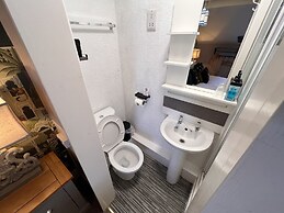 Delovely Hotel