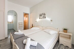 Tarsa Studios & Apartments