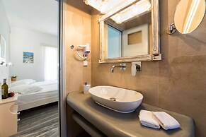 Tarsa Studios & Apartments